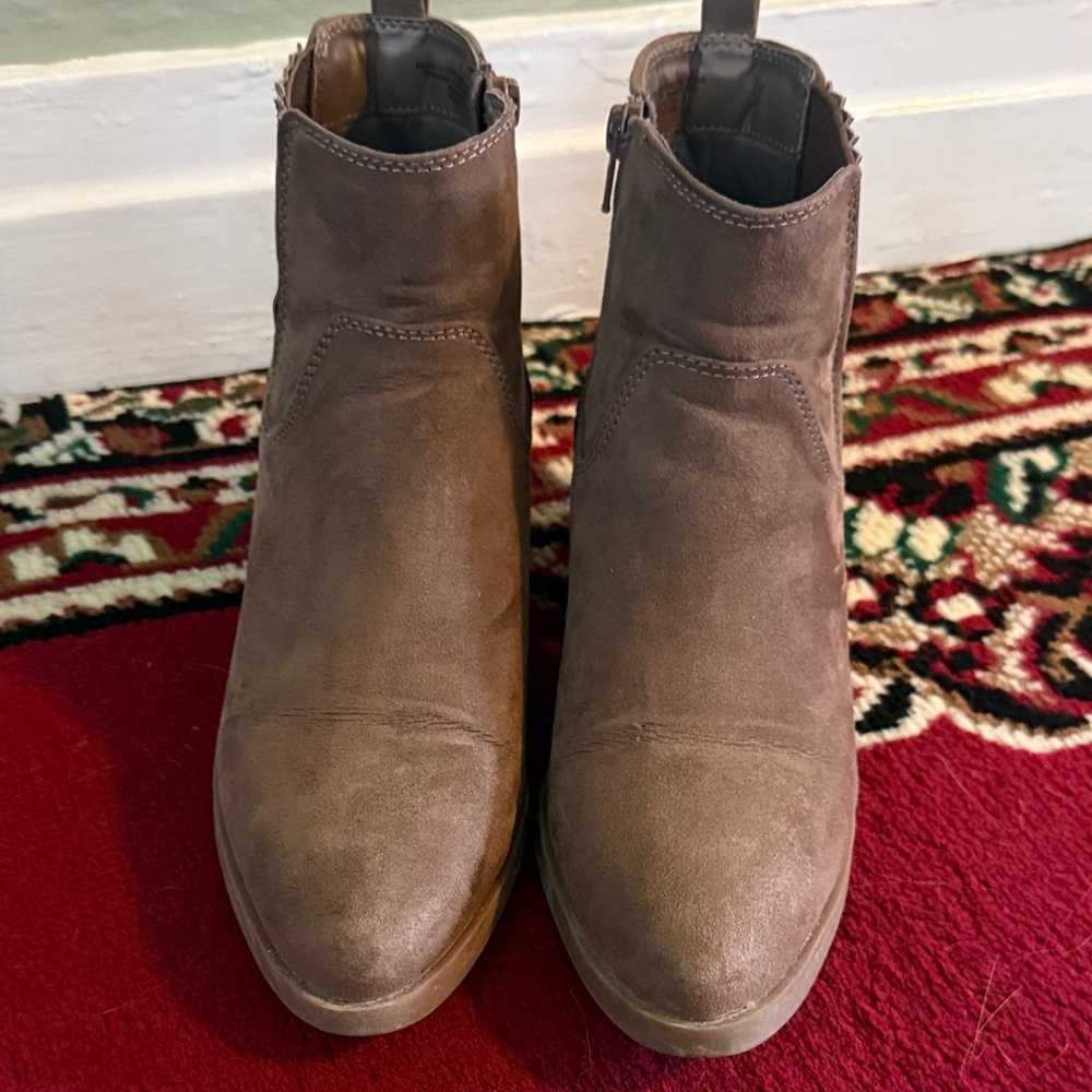 Old Navy Women’s Taupe Brown Faux Suede Ankle Booties Boots Sz 8 - Picture 4 of 6